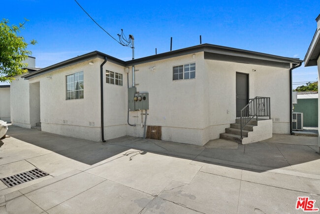 Building Photo - 2619 Carmona Ave