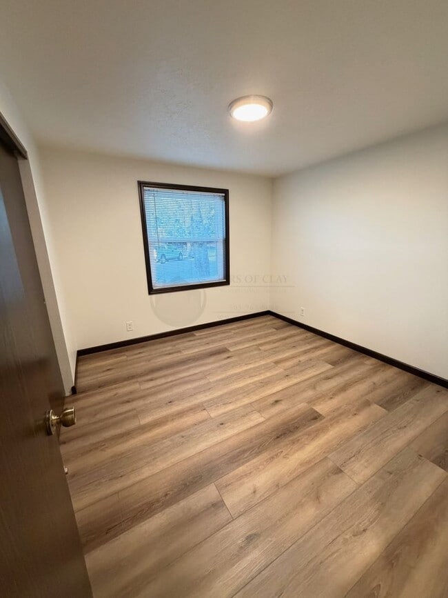 Building Photo - Great Single Level Unit- Rent Ready!!