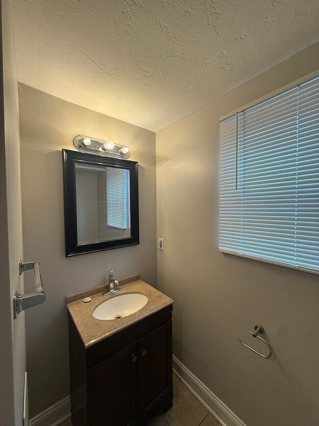 Building Photo - EXTREMELY SPACIOUS AND REMARKABLY REMODELED NORTHSIDE HOME- AVAIL MAY 1ST!