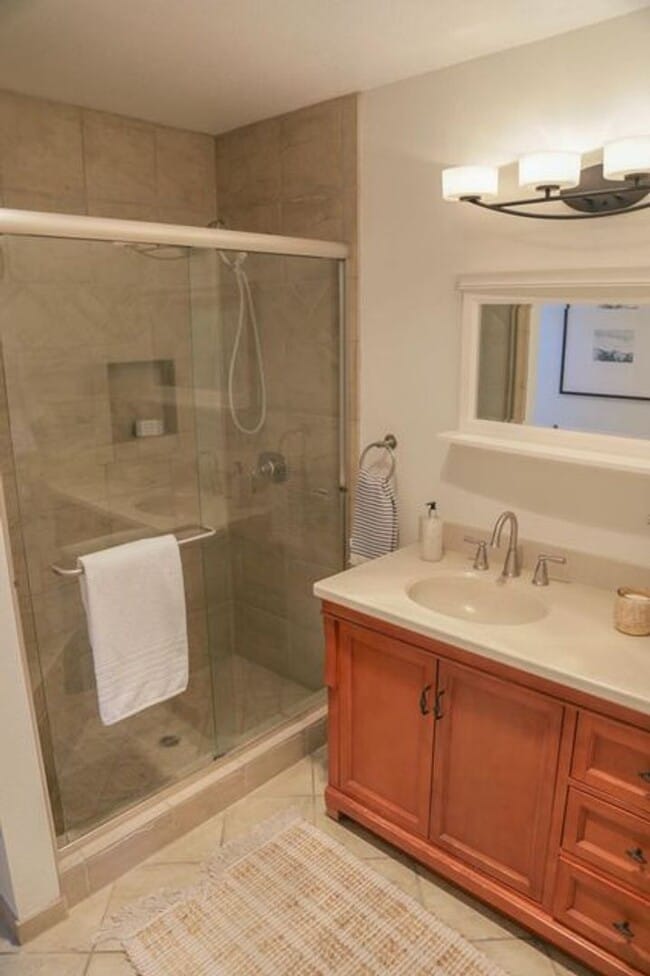 Building Photo - 3 bdrm 2 bath Townhome