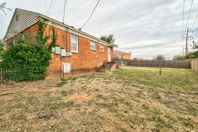 Building Photo - 2 Bed 1 Bath Duplex in MWC