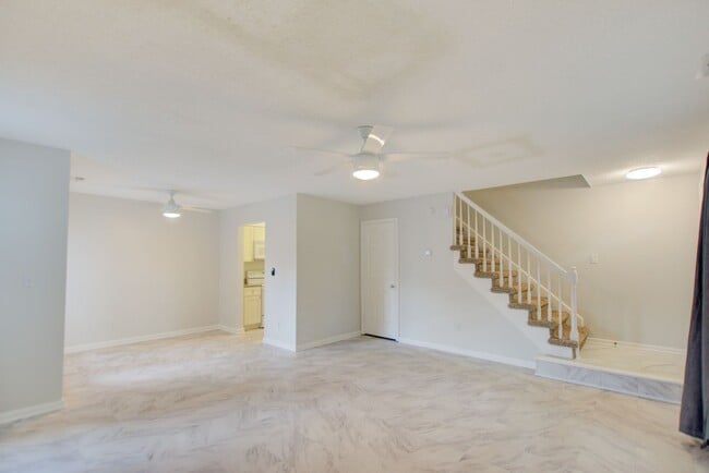 Building Photo - 2 Bed, 2 Bath Centrally Located Condo in G...