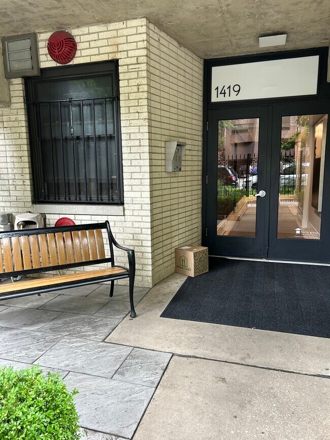 Building Photo - 1419 N State Pkwy