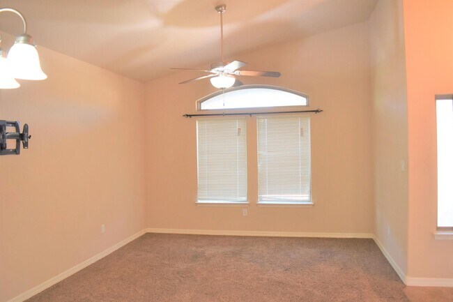 Building Photo - 14350 N Cave Dr