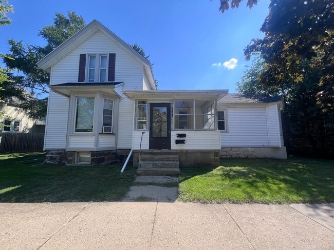 Primary Photo - 1436 Broadway Ave NW