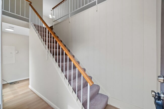Building Photo - Condo in Woodside Square. 3Br / 1Ba Renovated. Garage.