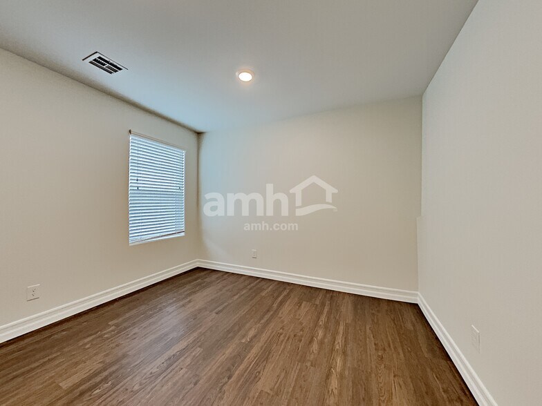 Building Photo - 6138 W Haleh Ave