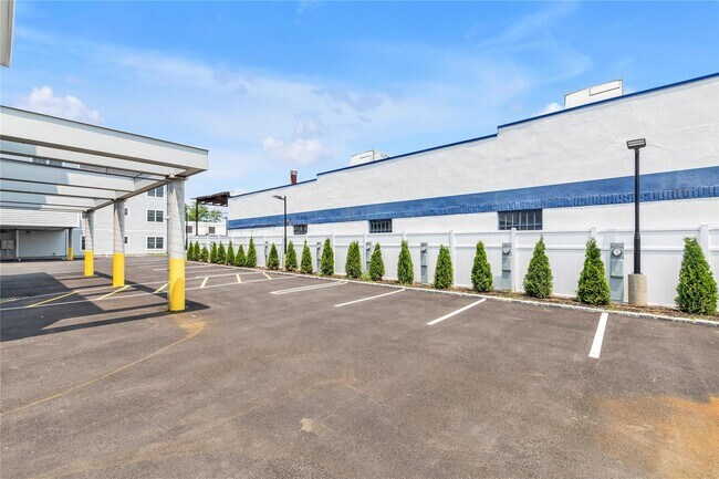 Building Photo - 22 Sagamore Hill Dr