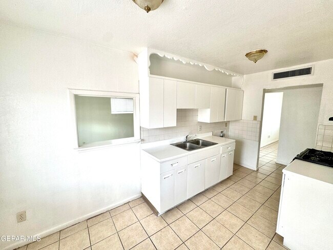 Building Photo - 209 San Saba Rd