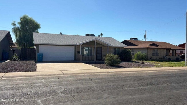 Building Photo - Beautiful Updated Kitchen ,  Large Backyar...