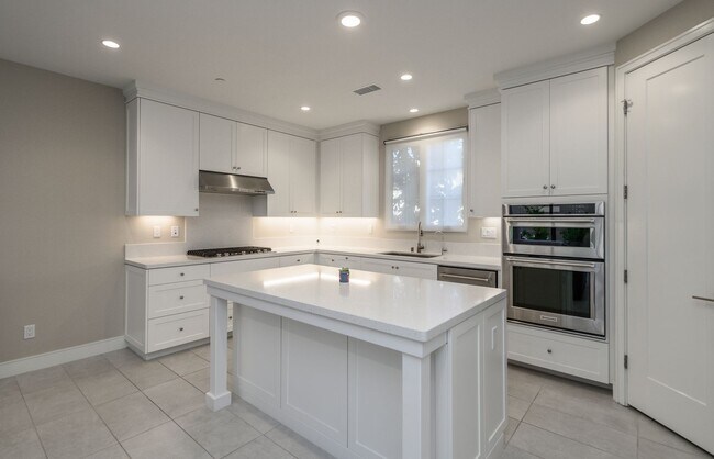 Building Photo - 3bedroom/3 bath/Gated Orchard Hill/Detached House for rent