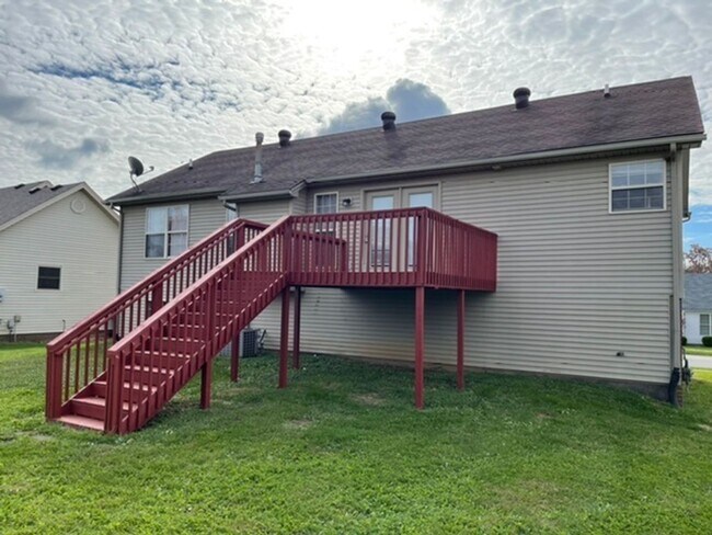 Building Photo - Large Home in Shelbyville For Rent