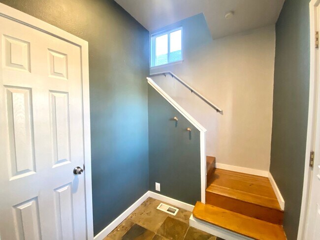 Building Photo - 3 Bedroom 2 Bath - City Compound - A Must ...