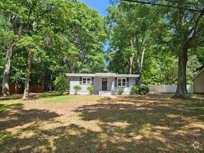 Building Photo - Charming 3 bedroom