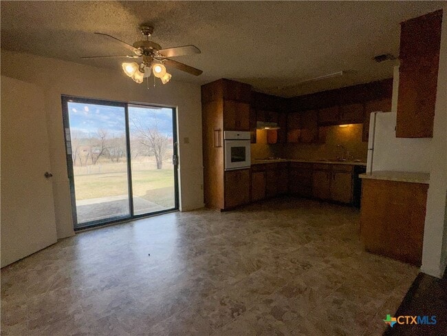 Building Photo - 2905 Persimmon Dr