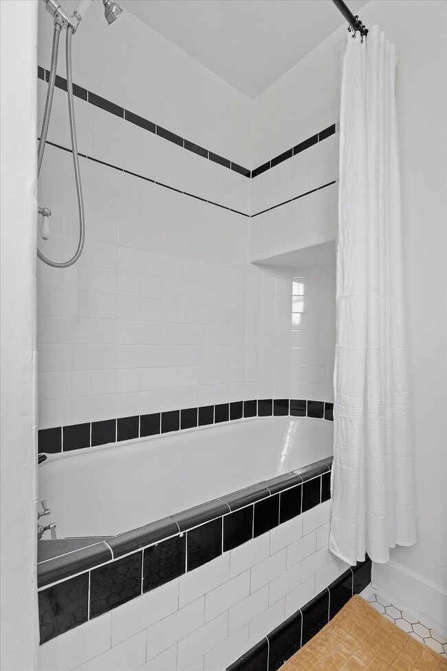 Building Photo - 7227 SE Hawthorne Blvd