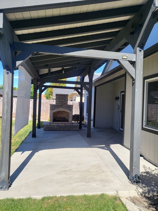 Building Photo - 3 bed 2 bath Home for Rent in Grants Pass
