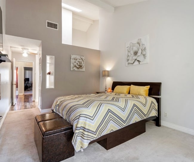 Building Photo - GORGEOUS 3 BEDROOM 3 BATH TOWNHOME