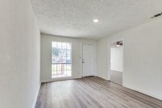 Building Photo - 2215 Kathleen Ave