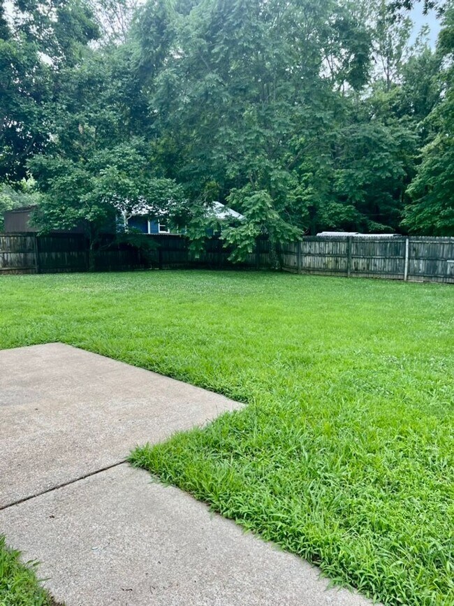 Building Photo - AVAILABLE NOW! 3 Bedroom, 1.5 Bath Home