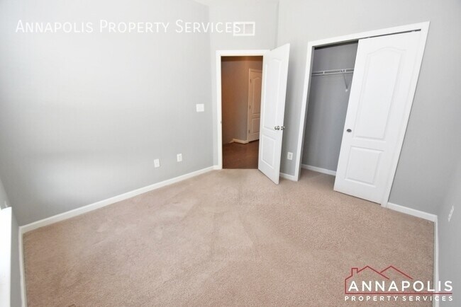 Building Photo - 8289 Meadowood Dr