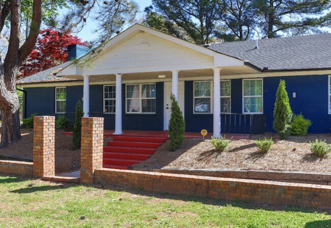 Building Photo - 5271 W Fayetteville Rd