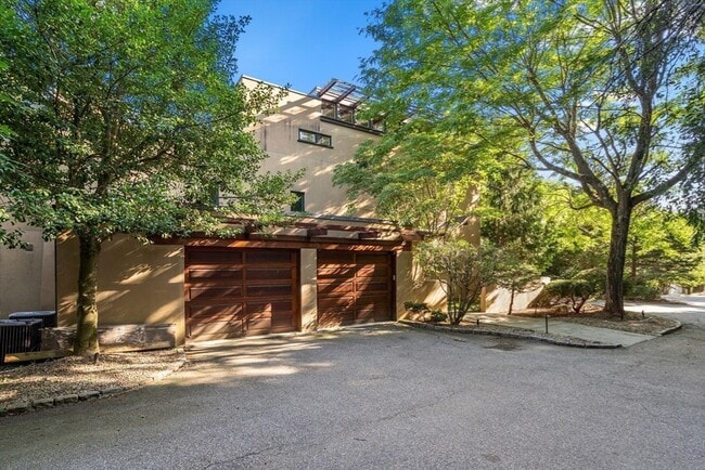 Building Photo - 225 Kenrick St