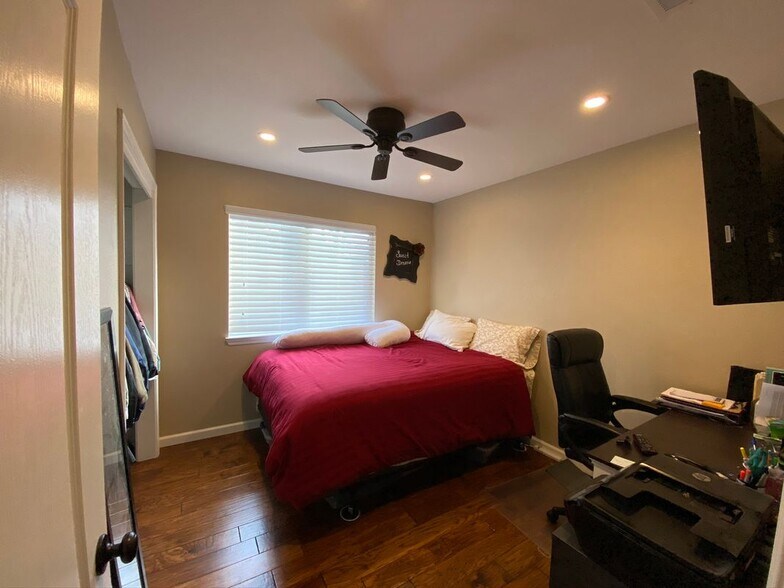 Building Photo - 51495 White Oak Dr