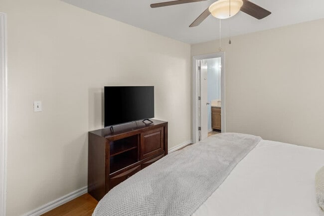 Building Photo - 2110 Loren Cir