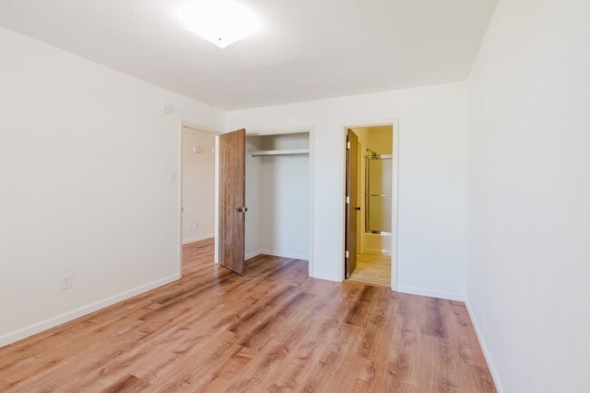 Building Photo - 2 Bedroom, 2 Bath Townhouse