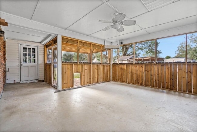 Building Photo - JUST LISTED!