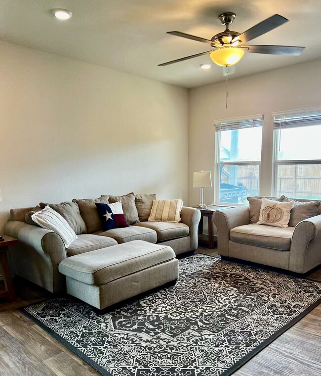 Building Photo - Gorgeous 4 Bedroom New Build in St. Hedwig!