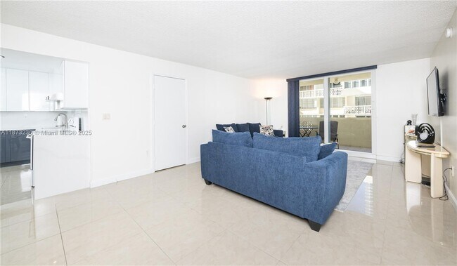 Building Photo - 1833 S Ocean Dr