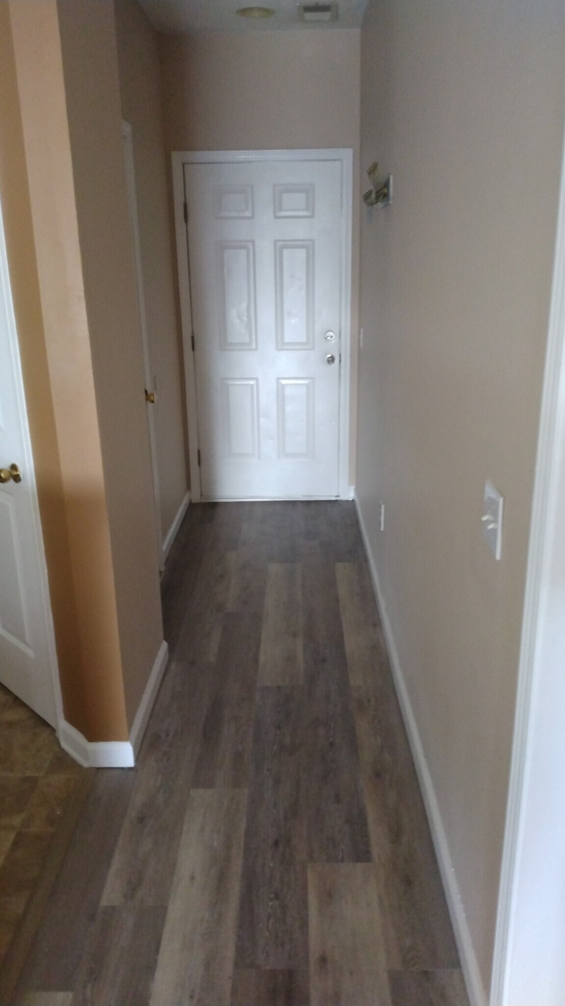 Building Photo - 620 River Oaks Dr