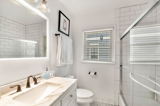 Building Photo - 746 Amsterdam Ave NE