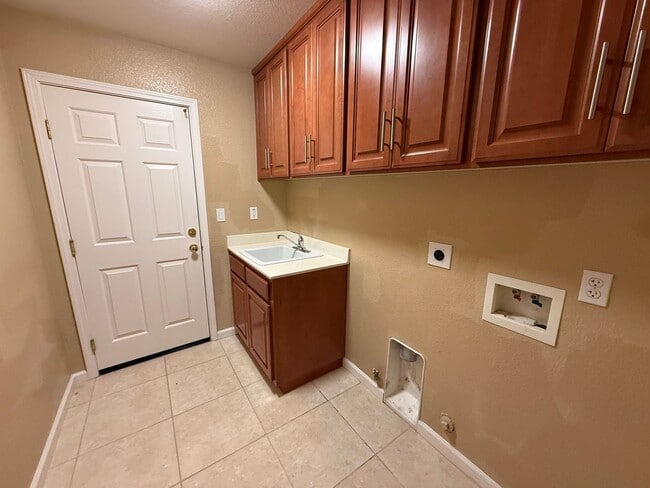 Building Photo - 3965 Collins St