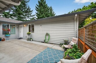 Building Photo - 119 SE Sweetbriar Ln