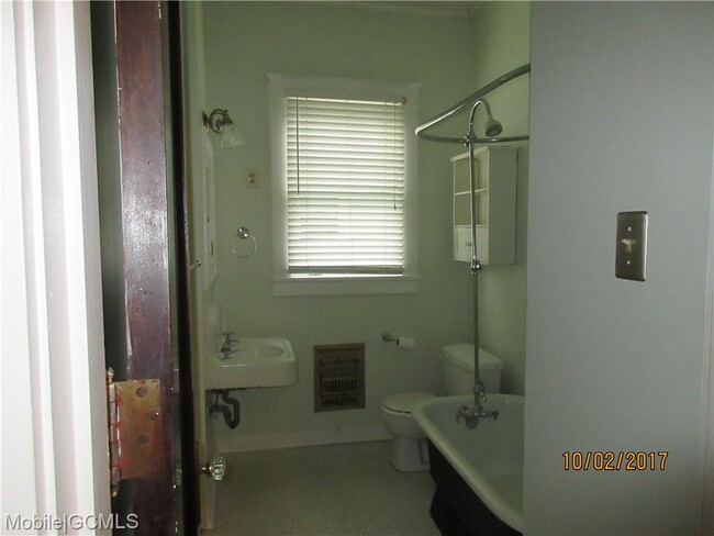 Building Photo - 1576 Dauphin St
