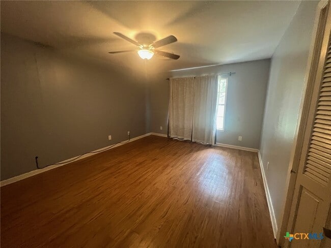 Building Photo - 943 S Pecan Ave