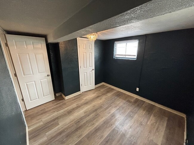 Building Photo - Updated 1 Bed 1 Bath in Central MHK