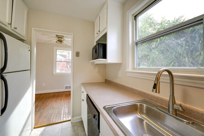 Building Photo - Charming 3BR Home with Fenced Backyard & Patio in Silver Spring