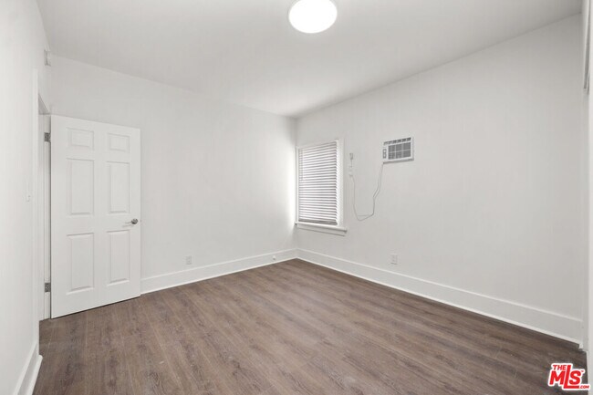 Building Photo - 926 S Mariposa Ave