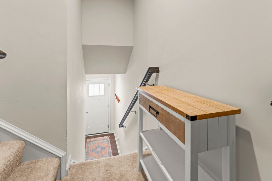 Entryway - 484 Greenwood Dr