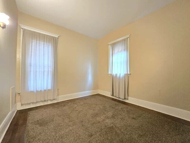 Building Photo - 218 E Navarre St