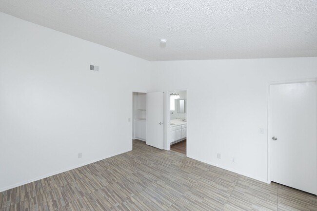 Building Photo - Spacious 3 Bedroom  2.5 Bath | East Ventura | Unfurnished