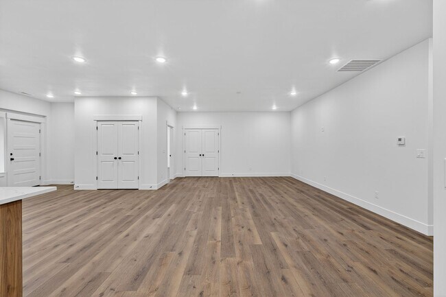 Building Photo - L199ER