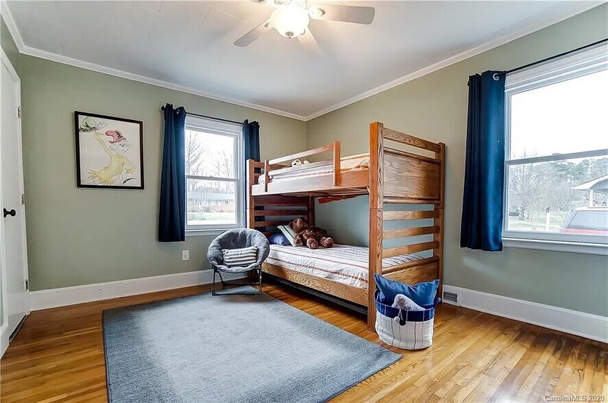 Building Photo - 10700 Forest Dr