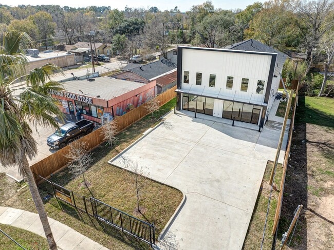 Building Photo - 704 S 1st St