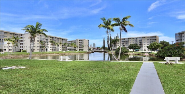 Building Photo - 2851 Leonard Dr