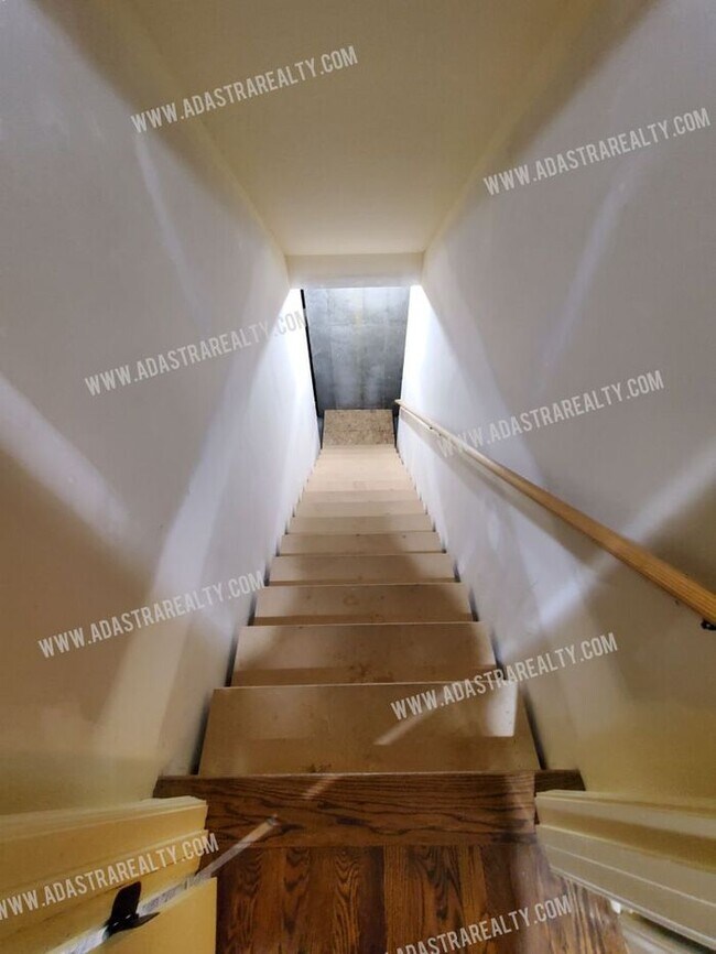 Building Photo - Beautiful and Spacious Olathe Townhome-Available in APRIL!!!